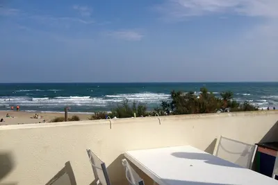 Image de \"L'Olympe\" vue mer 180° sur la plage de la Roquille, les pieds dans l'eau