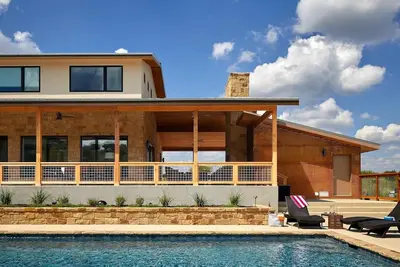 Image de Maison de luxe sur la rivière Blanco avec piscine et bain à remous