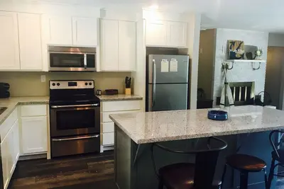 Image de Maison au bord du lac récemment rénovée avec quai privé dans une crique tranquille