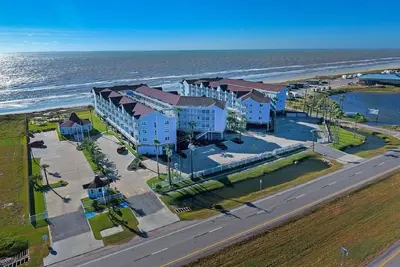 Image de Sur La Plage. Ne traversez pas la route très fréquentée avec votre famille. Wifi Gratuit - Netflixs