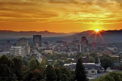 Image de Bungalow moderne au sommet d'un arbre serein avec des vues spectaculaires sur la montagne, à proximité du centre-ville