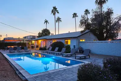 Image de 5 chambres, 2 salles de bain maison avec piscine privée!
