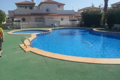 Image de grande maison de vacances (10 personnes) avec piscine - Wifi, Climatisation, Tv / Sat, . . .