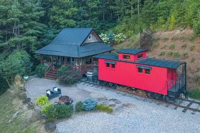 Image de Haut de gamme 1926 C&O Train Caboose Tiny House à quelques minutes de Waynesville et Asheville