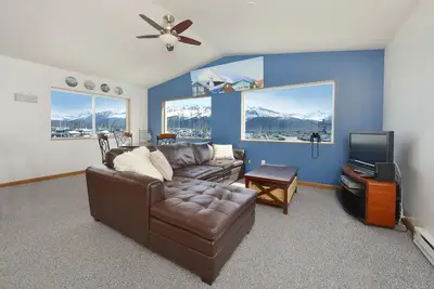 Image de Propriété au bord de l'eau! Bel appartement à quai situé dans le port!