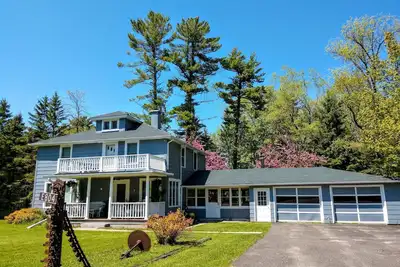 Image de Remises en semaine! Venez profiter de notre belle maison.