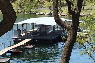 Image de Lake Front Home W PRIVÉE Quai Situe A Cinq Minutes De Bateau Ride De Lakeway