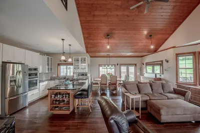 Image de Belle maison et appartement privé, à seulement 6 miles de Hood River!