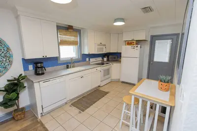 Image de Cottage de plage accueillant avec bain à remous et foyer, à seulement 1 bloc et demi de la plage!