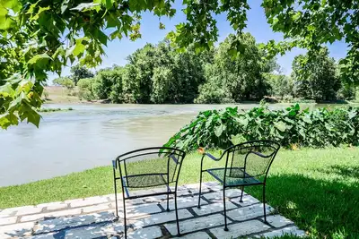 Image de Harmony House sur le magnifique fleuve Colorado. . . Marche vers la retraite Zen aquatique