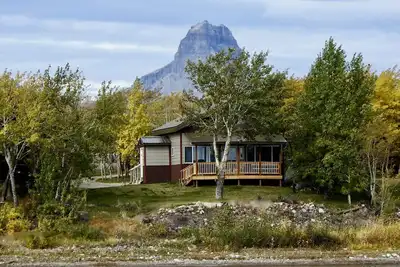 Image de Duck Lake West Shore, à seulement 15 minutes du parc national des Glaciers!