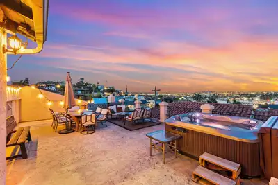 Image de Maison familiale spacieuse avec vue sur l'eau et la ville! 100% critiques 5 étoiles! 100% privé