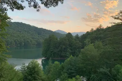 Image de Front De Lac Avec Quai, Vues Sur La Montagne, Foyer Au Feu, Couverture PRIVÉE Pour La Natation.