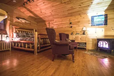 Image de Privé - Cabine confortable avec un bain à remous et une cheminée à gaz