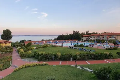 Image de Superbe vue lac de trois pièces dans une résidence avec trois piscines et 36 000 m2 de verdure