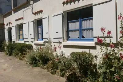 Image de Joli bungalow à pied des plages, restaurants, boutiques, marché. Jardin familial Wifi