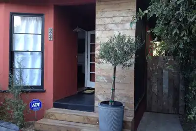 Image de Designer Restored 2 Bdrm Maison tranquille au coeur de WeHo