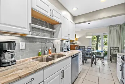 Image de Condo économique Seascape 4b magnifiquement mis à jour à un prix avantageux