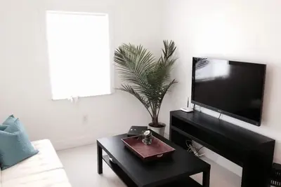 Image de 1 B / 1b 700sqft Maison d'hôtes moderne