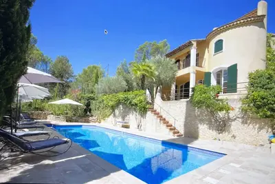 Image de Bastide de caractère avec grande piscine Chauffée entourée d Oliviers et de Pins