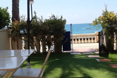 Image de Appartement à Sitges, 1ère ligne de mer, wi-fi gratuit, air conditionné. et piscine com.