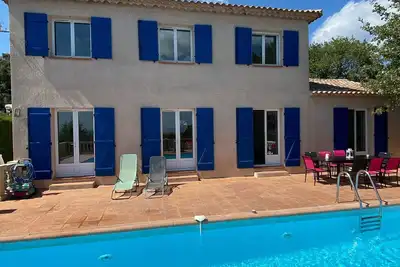 Image de Bastide avec piscine privée idéalement située entre St Tropez et G. Du Verdon.