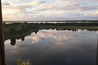 Image de Condo dernier étage sur terrain de golf, vue sur la rivière Sunset! Mobilier professionnel