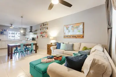 Image de Charme Vintage, privé 2bed, 1bath Apt, rez de chaussée! Une grande ombre! <br>