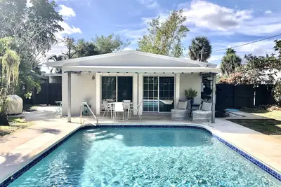 Image de Luxuriante retraite privée avec une immense piscine chauffée, près du salon nautique de Fort Lauderdale!