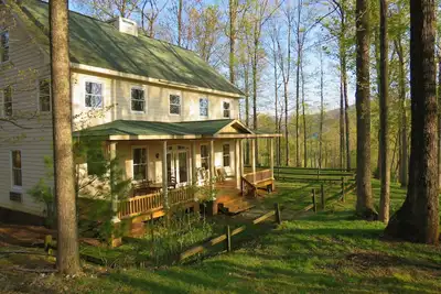 Image de Le meilleur des deux mondes: cadre naturel de montagne à proximité de superbes équipements.