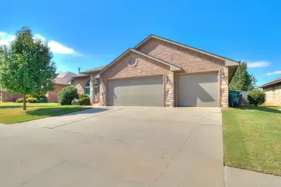 Image de Salle de théâtre! 2200 pieds carrés Maison plus récente dans un excellent emplacement. Construit en 2014