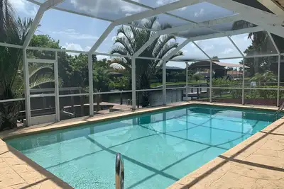 Image de Maison rénovée sur le canal, piscine creusée chauffée, quai, vélos!