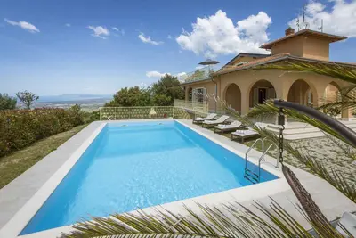 Image de Belle villa de luxe récemment construit avec une vue panoramique