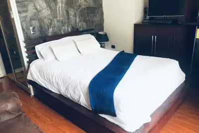 Walkable to Downtown, Stadium, Hosp St Ines - Queen Bed Ground Floor +Terrace 2f