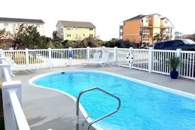 Image de Vue sur l'océan à la 2e rangée, piscine privée et terrain de volleyball