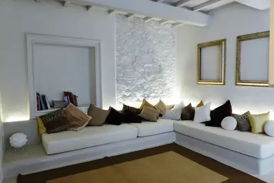 Image de Maison rustique entourée de Moderne finit dans un grand jardin privé, piscine