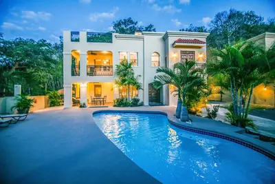 Image de Villa avec vue sur le coucher de soleil sur la mer et piscine: Promenade facile à la plage et aux restaurants - WiFi