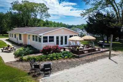 Image de Kent Island Beach House - Volleyball de plage de la baie de Chesapeake et promenade jusqu'au bar Tiki!