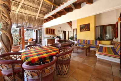 Image de Bel appartement w. piscine, 1 blk. de la plage et du centre ville. Emplacement parfait!