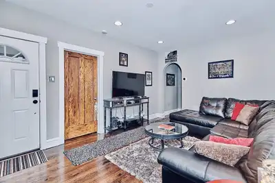 Image de Superbe bungalow Logan Square! Une maison unifamiliale rare à Chicago