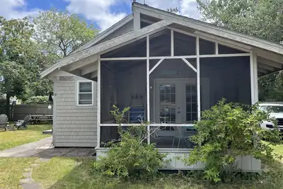 Image de WiFi, promenade jusqu'à la plage, petit paquet, crème glacée de l'école Sundae, isolée, grande cour