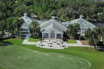Image de Immaculée 3 chambres à coucher / 3 bain 3000 pieds carrés. maison dans luxueuse communauté de golf en Floride