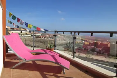 À long terme seulement, spacieuse maison 6 couchages, piscine partagée, Wifi et Uktv