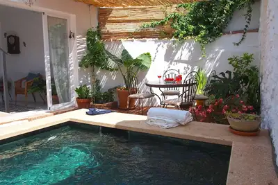 Image de El Patio de Lola, une maison de village andalou avec piscine splash en marbre vert.