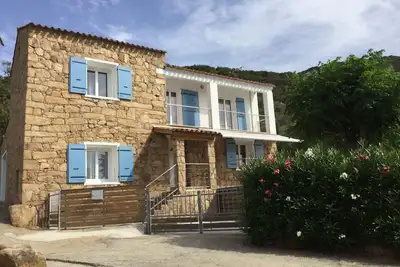 Image de Maison Corse en pierres de taille avec piscine et vue sur golfe de Cupabia