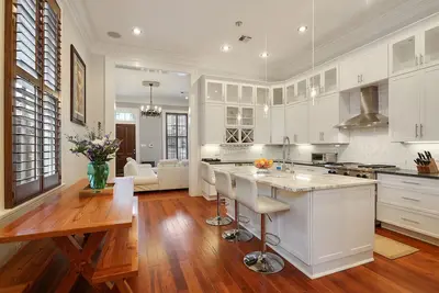 Image de Magnificent Manor with Home Theater Off Magazine Street