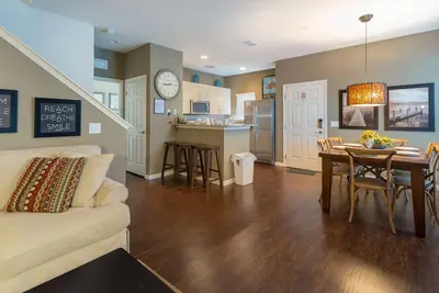 Image de Cozy maison de 4 chambres dans une communauté fermée 10 min de Disney