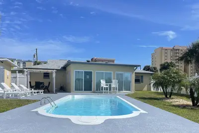 Image de Conviviale et familiale! 3 chambres / 2 salles de bain rénovées avec vue sur l'océan et piscine chauffée