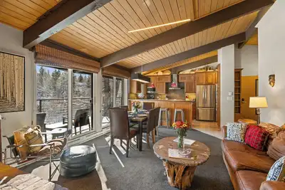Image de Luxe Riverfront, dernier étage, vue sur la montagne et la rivière, piscine, bains à remous, rénovation complète