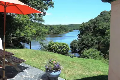 Image de Waterside 16c Cottage, Helford River. Idyllic views, jetty, boat. No neighbours.
